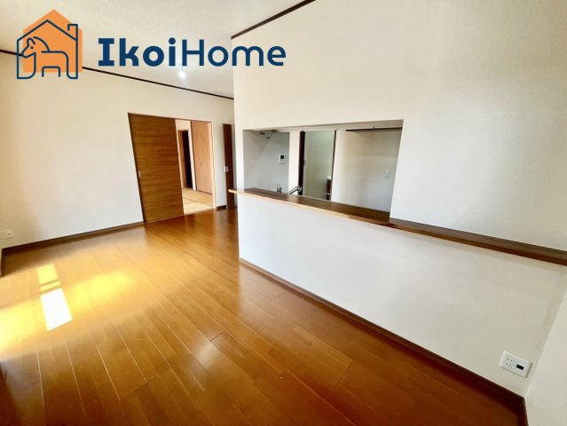 朝霧東町　リフォ完　中古戸建の居間・リビング|フロアーコーティング・エアコン・壁掛けテレビ・などを住宅ローンに組込む事も可能です