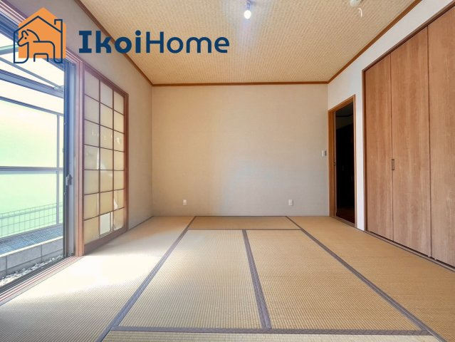 朝霧東町　リフォ完　中古戸建の寝室|和室は音を吸収し床に比べて柔らかく転んでも痛くない為子供部屋としてもおすすめです。