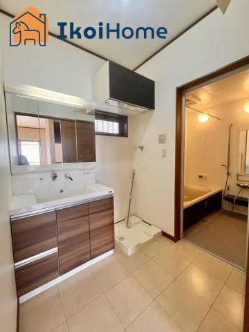 朝霧東町　リフォ完　中古戸建の洗面所|●年中無休・当日予約可●洗面台はお化粧をする時に便利な３面鏡。ワイドシンクでゆったり作られています。