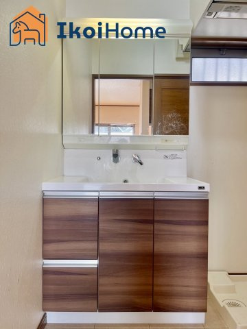 朝霧東町　リフォ完　中古戸建の洗面所|●年中無休・当日予約可●人気の三面鏡・ハンドシャワー水栓の付いた洗面台でございます。