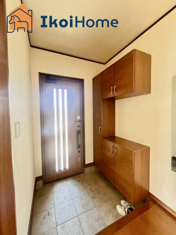 朝霧東町　リフォ完　中古戸建の玄関|玄関には靴をたくさん収納できるシューズボックスが完備されており、お出かけに使う道具も収納可能です。