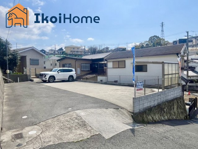 朝霧東町　リフォ完　中古戸建の駐車場|弊社独自で毎月５組限定「人気オプション３点パック」カーポート・バルコニー・ウッドデッキを１万円で取付