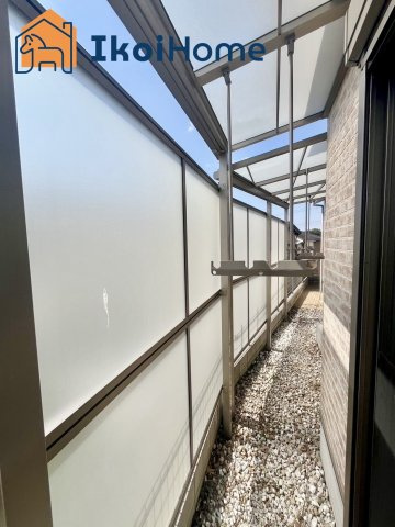 朝霧東町　リフォ完　中古戸建のバルコニー|●年中無休・当日予約可●屋根付の物干しスペースがございますので、急な雨でもお洗濯物ぬれずに安心です！