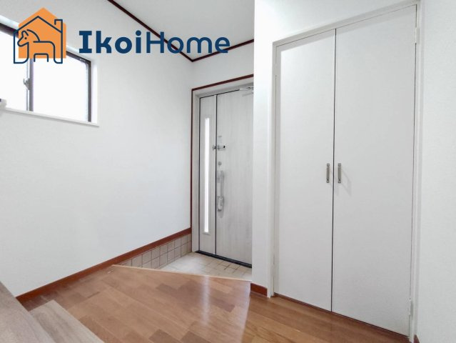 明石市朝霧東町１丁目　中古一戸建の玄関|【ホームページに現地動画掲載中】●年中無休：当日予約可●お出かけに使う道具を収納できるスペース完備！