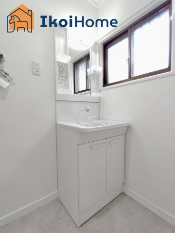 明石市朝霧東町１丁目　中古一戸建の洗面所|【ホームページに現地動画掲載中】●年中無休：当日予約可●洗面リフォーム！お化粧をする時に便利です。