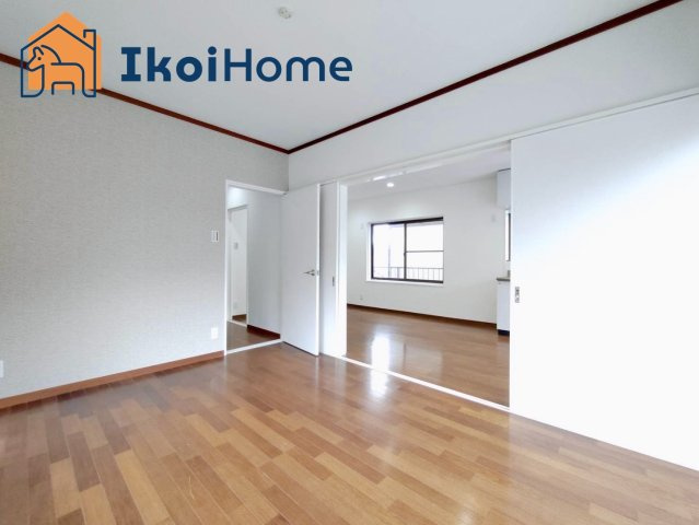 明石市朝霧東町１丁目　中古一戸建の内装|【ホームページに現地動画掲載中】●年中無休：当日予約可●LDK10.5帖に6帖洋室が隣接します。