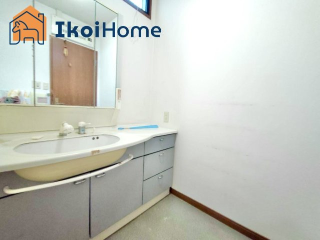 明石市魚住町住吉1丁目　中古の洗面所|●年中無休：当日予約可●洗面台はお化粧をする時に便利な３面鏡。ワイドシンクでゆったり作られています。