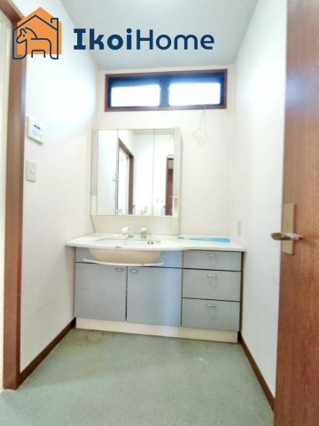 明石市魚住町住吉1丁目　中古の洗面所|●年中無休：当日予約可●吊戸棚・収納棚・床下収納の追加工事等のご依頼も承っております。