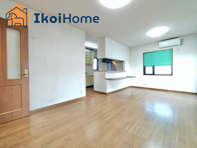 明石市魚住町住吉1丁目　中古の居間・リビング|●年中無休：・当日予約可●1階のLDK20帖です。カウンターキッチンからは室内が見渡せます。