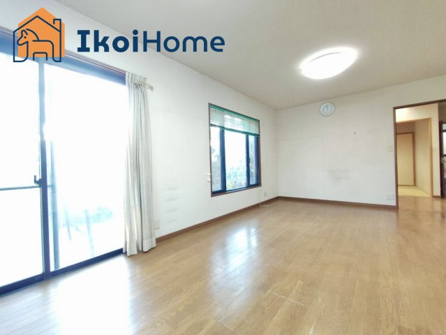 明石市魚住町住吉1丁目　中古の居間・リビング|フロアーコーティング・エアコン・壁掛けテレビ・などを住宅ローンに組込む事も可能です