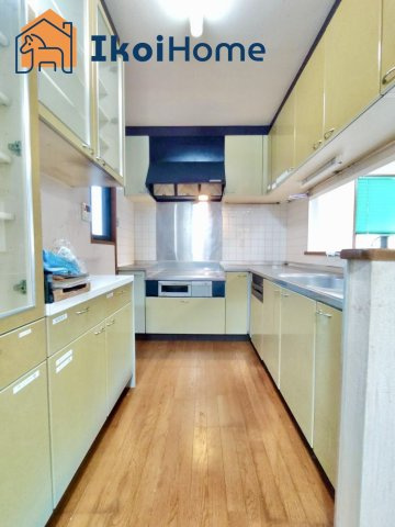 明石市魚住町住吉1丁目　中古のキッチン|●年中無休：当日予約可●吊戸棚・カップボード付きで収納豊富なキッチンスペースです！