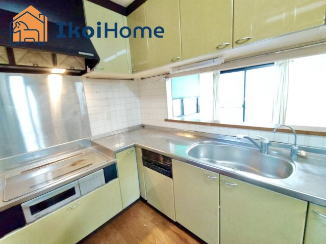 明石市魚住町住吉1丁目　中古のキッチン|●年中無休：当日予約可●キッチン前面には窓がございますので明るく、換気も良好です！