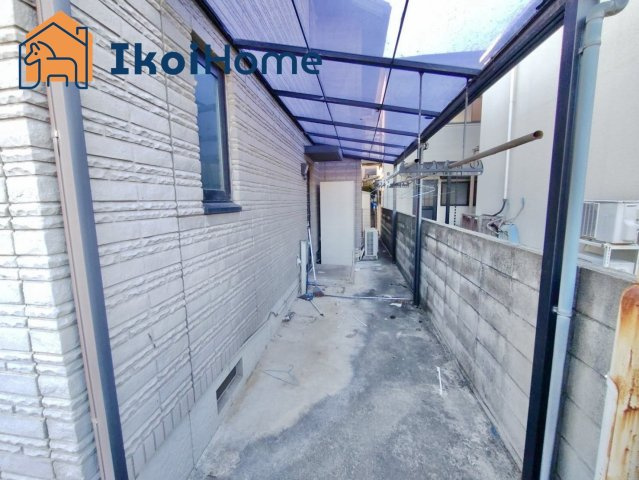 明石市魚住町住吉1丁目　中古のバルコニー|●年中無休：当日予約可●洗濯物干しスペースです。屋根があり小雨程度なら濡れずに安心です。