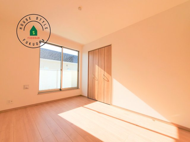 福岡市東区香住ケ丘5丁目第1-6棟（C号棟）の内観：施工例|柔らかい陽光が差し込む明るいお部屋を演出する設計。彩光の取れる窓が気持ちの良いお部屋を創り上げます。