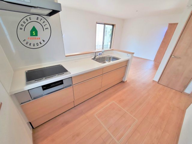 福岡市東区香住ケ丘5丁目第1-6棟（C号棟）の内観：施工例|ご家族を近くに感じられる対面キッチンのLDK。会話もはずみそうですね。