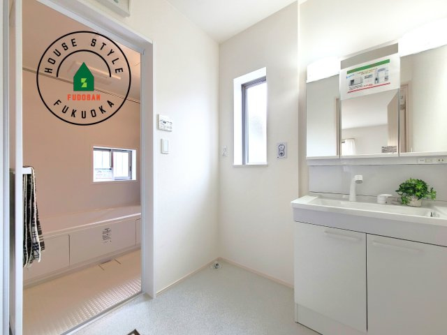 福岡市東区香住ケ丘5丁目第1-6棟（E号棟）の内観：施工例|ゆとりの洗面スペースで朝の身支度もスムーズに。暮らしを快適に変えるシャワー付洗面台です！