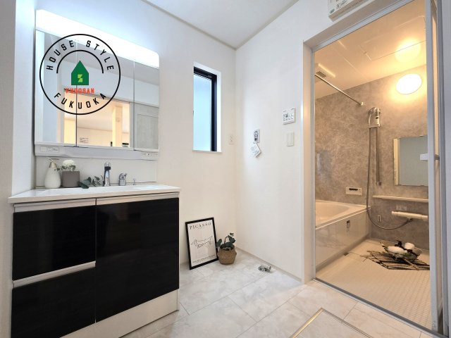 福岡市東区香住ケ丘5丁目第1-6棟（E号棟）の脱衣所|ゆとりの洗面スペースで朝の身支度もスムーズに。暮らしを快適に変えるシャワー付洗面台です！