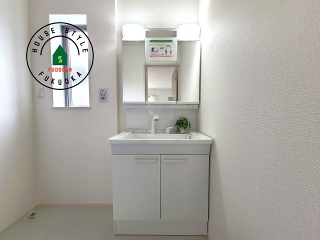 福岡市東区香住ケ丘5丁目第1-6棟（E号棟）の内観：施工例|毎日使うものだから清潔な空間を保ちたい水回り。洗面にはそんな願いを解消させてくれる収納アイデアが満載です。三面鏡の裏側にはキャビネットが現れ小物から背の高い物まで収納できます。