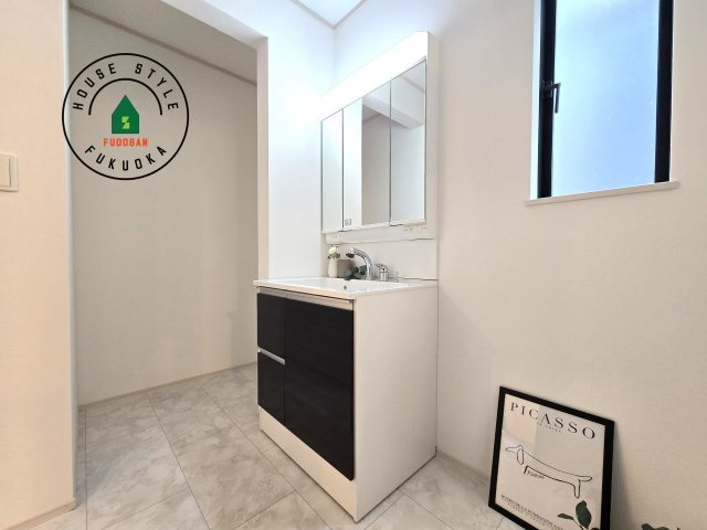 福岡市東区香住ケ丘5丁目第1-6棟（E号棟）の独立洗面台|毎日使うものだから清潔な空間を保ちたい水回り。洗面にはそんな願いを解消させてくれる収納アイデアが満載です。三面鏡の裏側にはキャビネットが現れ小物から背の高い物まで収納できます。