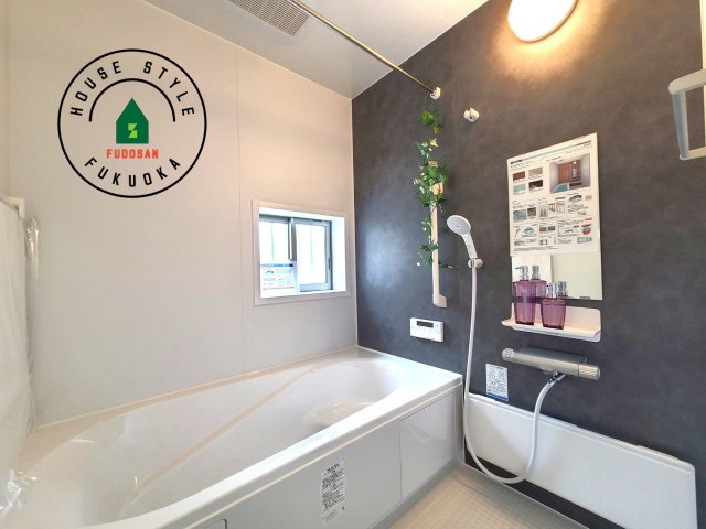 福岡市東区香住ケ丘5丁目第1-6棟（E号棟）の内観：施工例|1日の疲れを癒してくれる広々バスルーム。雨の日のお洗濯にも大活躍な浴室乾燥機付です！