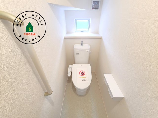 福岡市東区香住ケ丘5丁目第1-6棟（E号棟）の内観：施工例|温水洗浄便座を完備しております。2ヶ所にトイレがあるのは朝の慌ただしい時間も安心です。