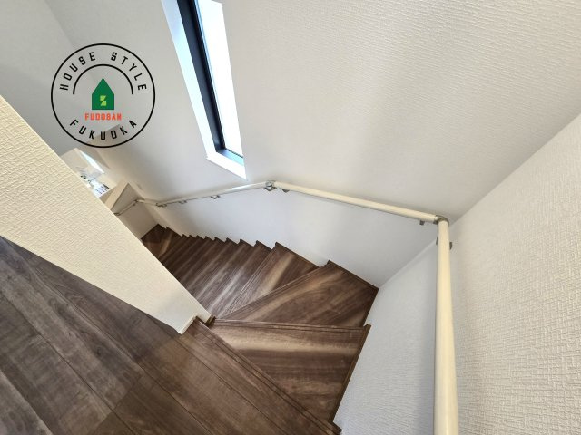 福岡市東区香住ケ丘5丁目第1-6棟（E号棟）の内装|＜手すり付階段＞手すりがないと階段の昇り降りで危険なことはもちろん、壁に手をつきながら歩くことで壁紙が汚れやすくなります。すべての方に快適に昇り降りしていただくため、手すりを設置しました。