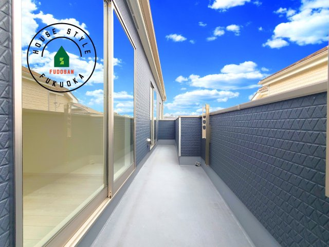 福岡市東区香住ケ丘5丁目第1-6棟（E号棟）の外観：施工例|風をしっかりと感じられるバルコニーでは、毎日が洗濯日和です。広々としているので洗濯も楽しくなるでしょうし、気分転換にバルコニーからの眺めを楽しむのもいいでしょう。