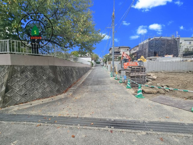 福岡市東区香住ケ丘5丁目第1-6棟（E号棟）の前面道路含む現地写真|前面道路は閑静な住宅地をはしる車通りの少ない道路。お車の出し入れが苦手なママや小さなお子様にも安心ですね。しっかり舗装もされているので、ベビーカーや自転車で通っても快適に通行できます。