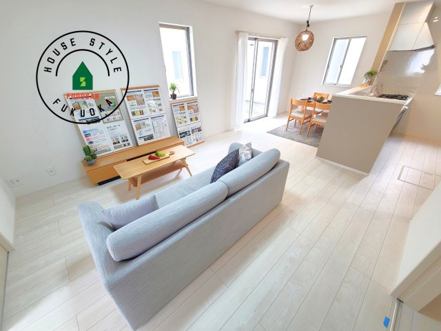 福岡市東区香住ケ丘5丁目第1-6棟（E号棟）の内観：施工例|キッチンからリビングをしっかり確認できます。家族の笑顔があふれる空間になりそうですね。同社