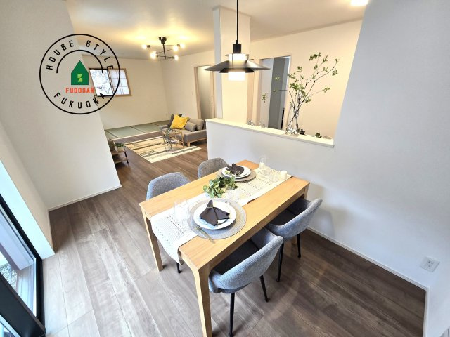 福岡市東区香住ケ丘5丁目第1-6棟（E号棟）の居間・リビング|キッチンからリビングをしっかり確認できます。家族の笑顔があふれる空間になりそうですね。