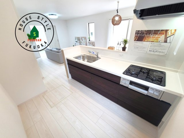 福岡市東区香住ケ丘5丁目第1-6棟（E号棟）の内観：施工例|ダイニングテーブルへの配膳がラクラク、お料理はかどるカウンター付きシステムキッチン！