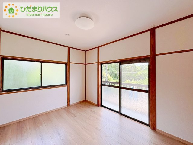 那珂市平野　中古戸建の洋室|バルコニーに面していて、たっぷり光りの入る明るい主寝室です！