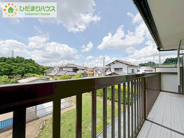那珂市平野　中古戸建のバルコニー|広々としたバルコニーは、大量の洗濯物を干しても余裕！お布団だって、家族全員分をいっきに干せますね(^O^)