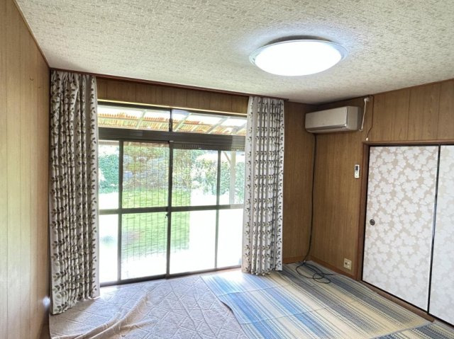 那珂市平野　中古戸建の居間・リビング|家族だんらんで、笑顔のたえない時間も増えそうな広々としたLDKが魅力です(^^)/窓も多くて明るい空間でくつろげます。