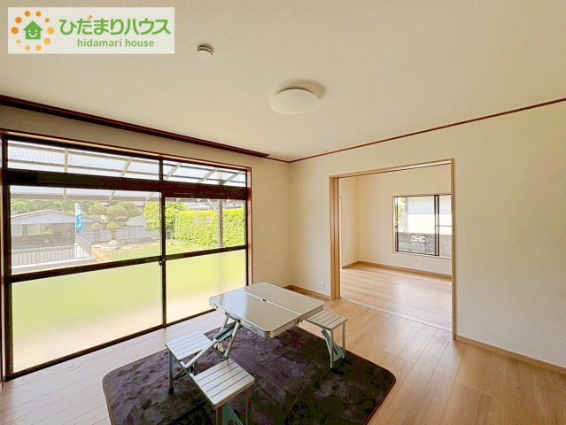 那珂市平野　中古戸建の外観|南に面した大きな窓から差し込む光で日中は電気いらず♪