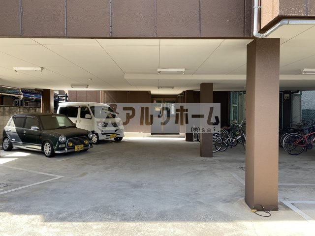 シャルムコートの駐車場