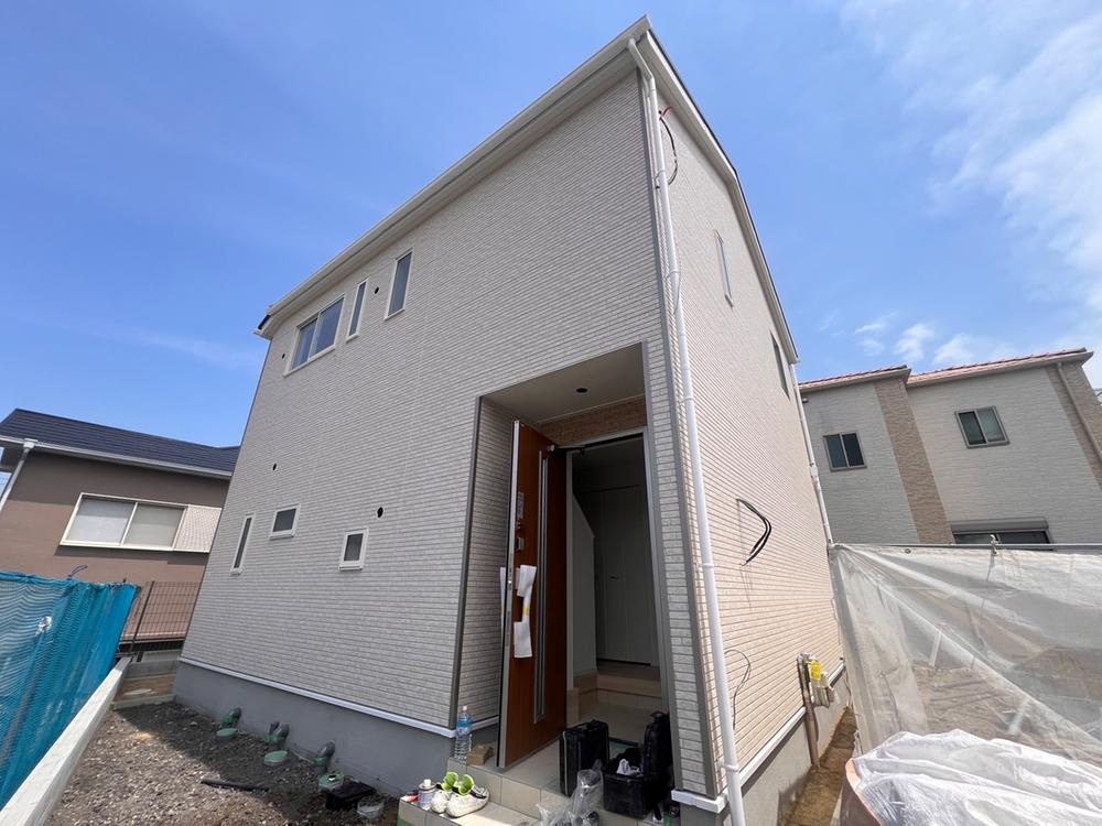 長尾西町3丁目　新築一戸建ての外観|新しい生活にいかがでしょうか？外観はお住まいの顔になります。こだわりたいポイントですね。外壁塗装や屋根塗装のご相談も承っております。
■現地内覧・資金計画相談・住宅ローン相談もお問合せ受付中■