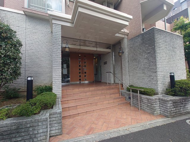 フラッツ鷺ノ宮のエントランス