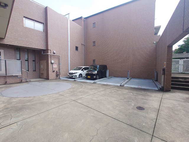 フラッツ鷺ノ宮の駐車場