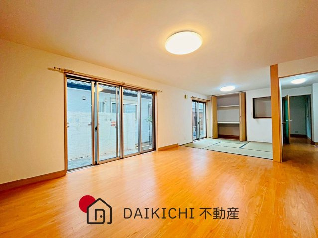 【居間・リビング】 | 鴻巣市宮地5丁目　中古戸建