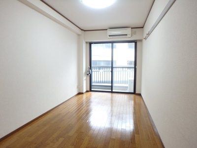 【居間・リビング】 | モンミエール | こちらの居間で趣味の時間をお楽しみください