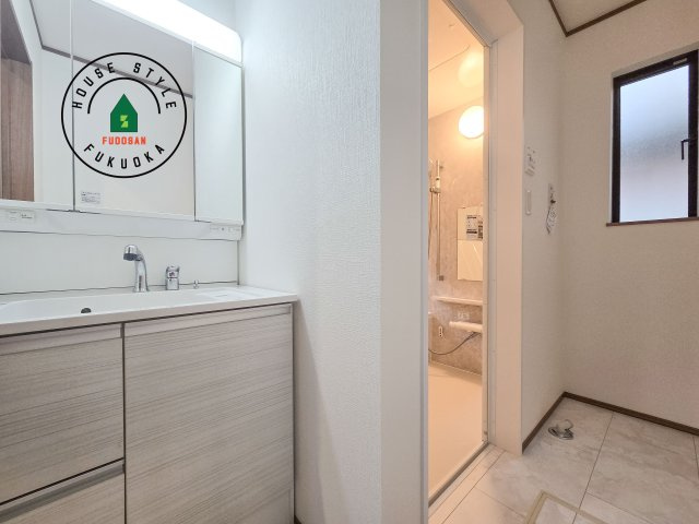 福岡市南区井尻3丁目第1-2棟（A号棟）の脱衣所|ゆとりの洗面スペースで朝の身支度もスムーズに。暮らしを快適に変えるシャワー付洗面台です！