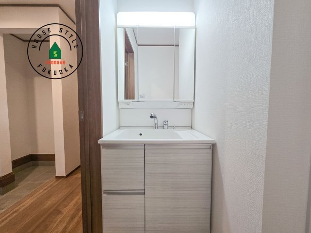 福岡市南区井尻3丁目第1-2棟（A号棟）の独立洗面台|毎日使うものだから清潔な空間を保ちたい水回り。洗面にはそんな願いを解消させてくれる収納アイデアが満載です。三面鏡の裏側にはキャビネットが現れ小物から背の高い物まで収納できます。