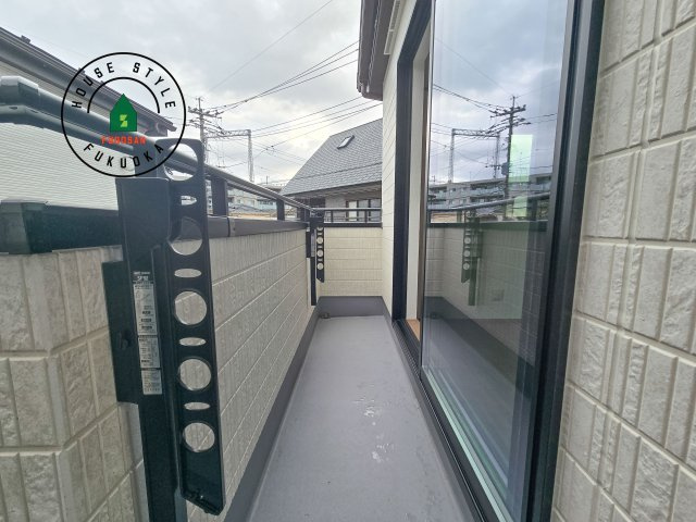 福岡市南区井尻3丁目第1-2棟（A号棟）のバルコニー|風をしっかりと感じられるバルコニーでは、毎日が洗濯日和です。広々としているので洗濯も楽しくなるでしょうし、気分転換にバルコニーからの眺めを楽しむのもいいでしょう。