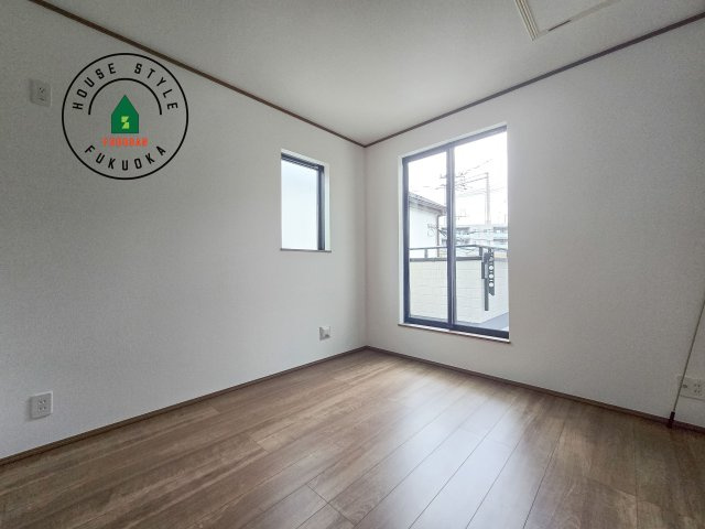 福岡市南区井尻3丁目第1-2棟（A号棟）の洋室|柔らかい陽光が差し込む明るいお部屋を演出する設計。彩光の取れる窓が気持ちの良いお部屋を創り上げます。