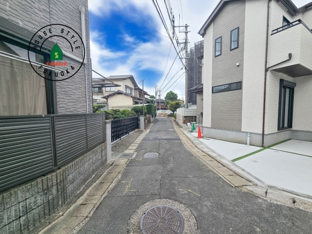 福岡市南区井尻3丁目第1-2棟（A号棟）の前面道路含む現地写真|前面道路は閑静な住宅地をはしる車通りの少ない道路。お車の出し入れが苦手なママや小さなお子様にも安心ですね。しっかり舗装もされているので、ベビーカーや自転車で通っても快適に通行できます。