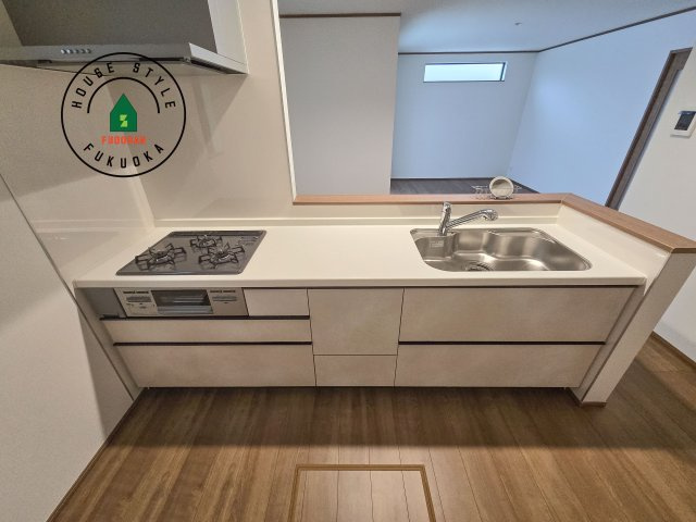 福岡市南区井尻3丁目第1-2棟（A号棟）のキッチン|ご家族を近くに感じられる対面キッチンのLDK。会話もはずみそうですね。