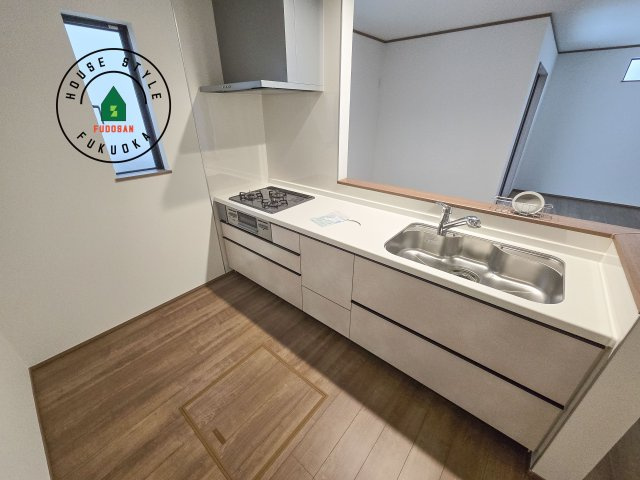 福岡市南区井尻3丁目第1-2棟（A号棟）のキッチン|ダイニングテーブルへの配膳がラクラク、お料理はかどるカウンター付きシステムキッチン！