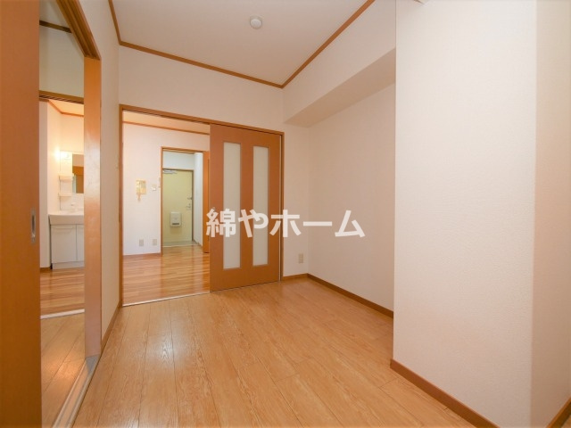 クリスタルアークの寝室|広くて明るい寝室