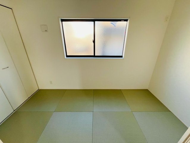 【Ｃｒａｄｌｅ Garden】　野田市七光台　第１８　全7邸の和室|〇３号棟　和室　4帖〇
リビングと続き間の和室です。お子様のお昼寝スペースとしてもご活用いただけます♪リビングにいながらお子様の様子を見守ることができます（＾＾）
2025年11月撮影